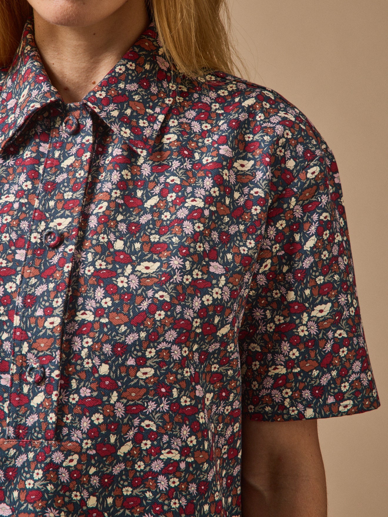 Robe-chemise femme à motif floral, motif floral sombre – vue 3