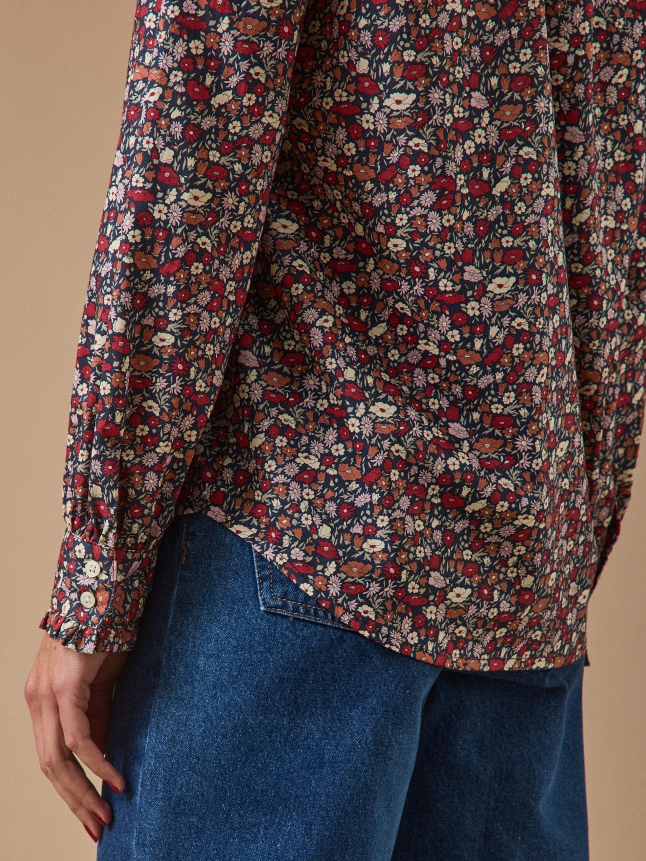 Blouse femme à col volanté – motif floral, motif floral sombre – vue 4