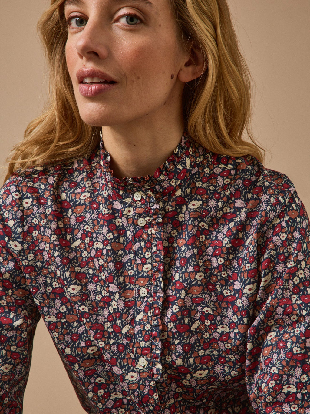 Blouse femme à col volanté – motif floral, motif floral sombre – vue 3