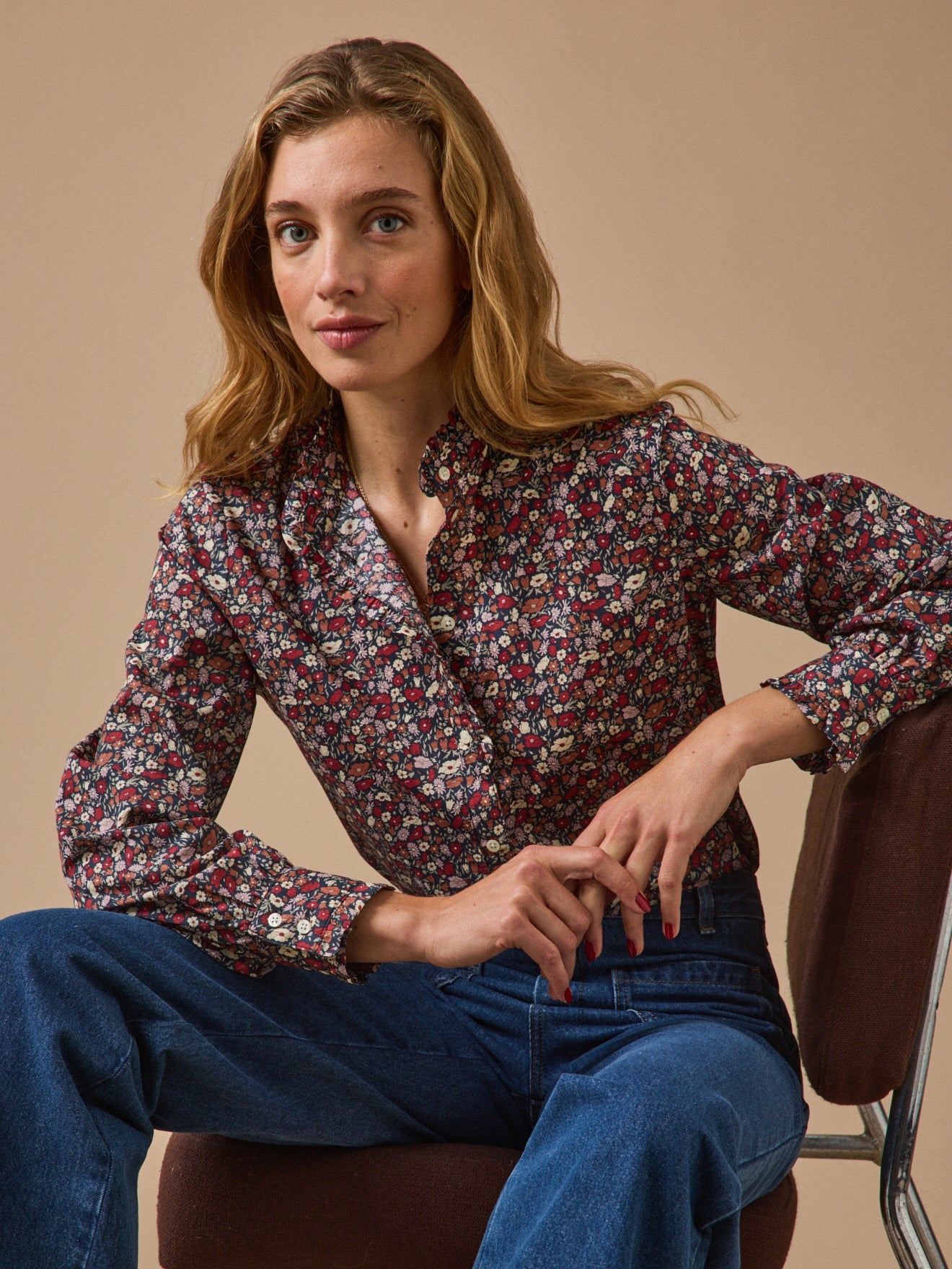 Blouse femme à col volanté – motif floral, motif floral sombre – vue 1