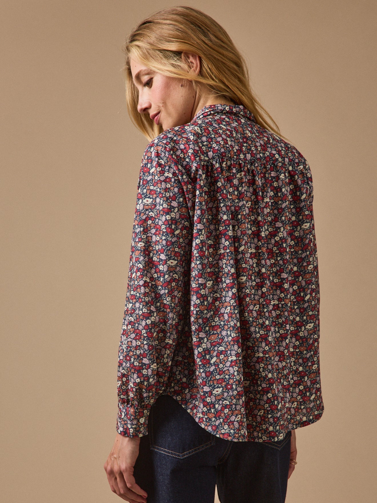 Blouse femme à lavallière – motif floral, motif floral sombre – vue 3