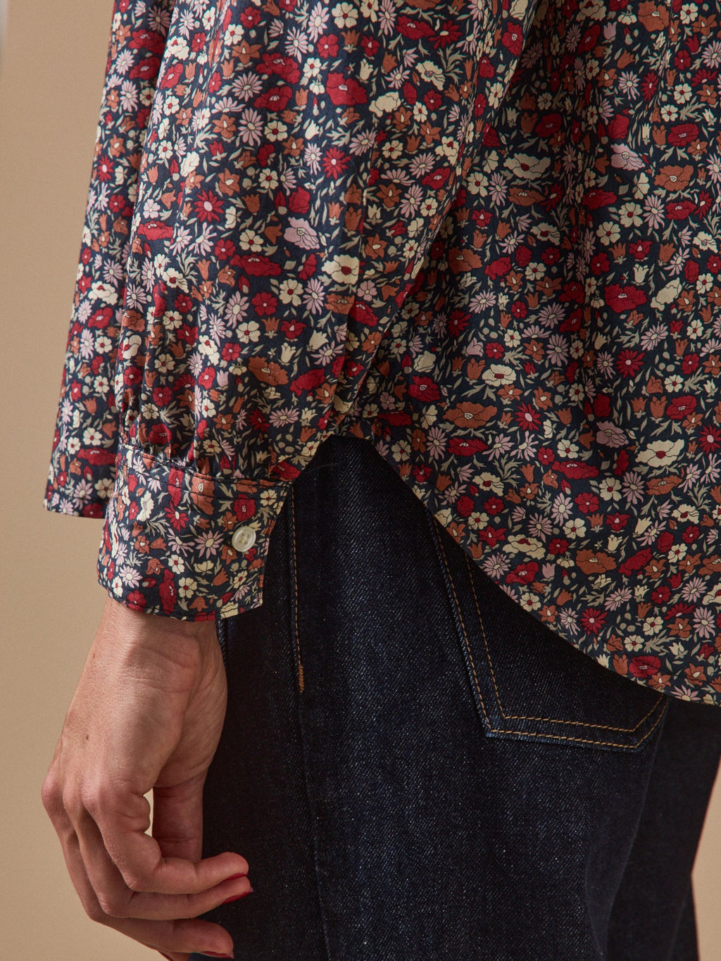 Blouse femme à lavallière – motif floral, motif floral sombre – vue 5