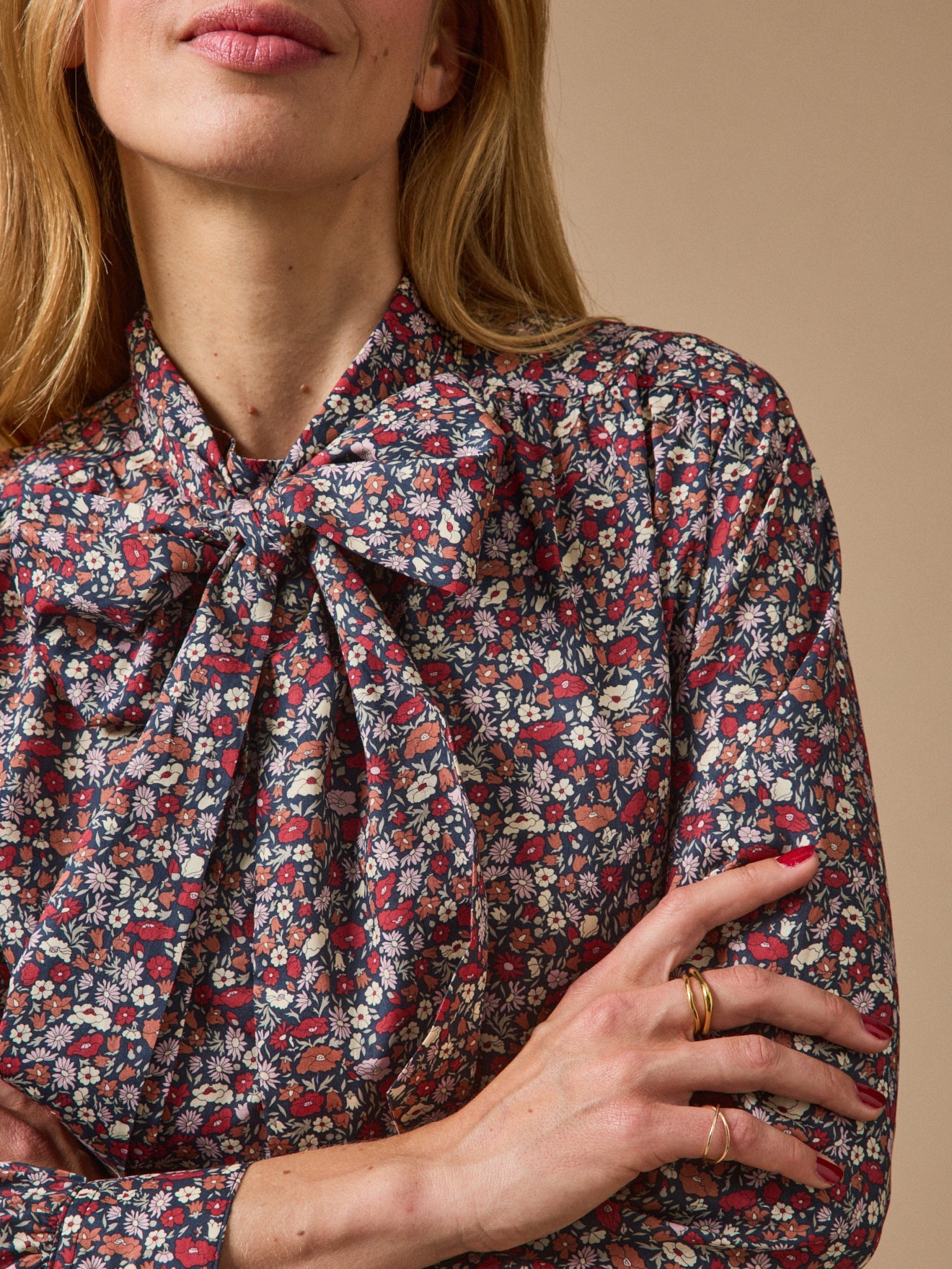 Blouse femme à lavallière – motif floral, motif floral sombre – vue 4