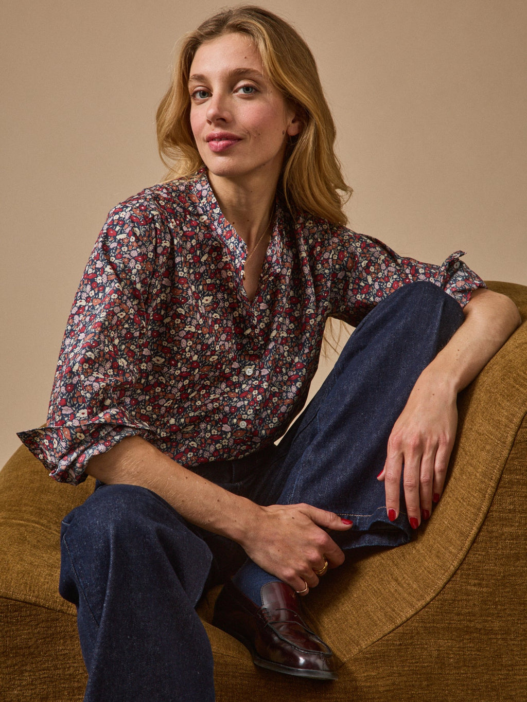 Blouse femme à lavallière – motif floral, motif floral sombre – vue 2