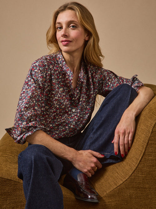 Blouse femme à lavallière – motif floral, motif floral sombre – vue 2