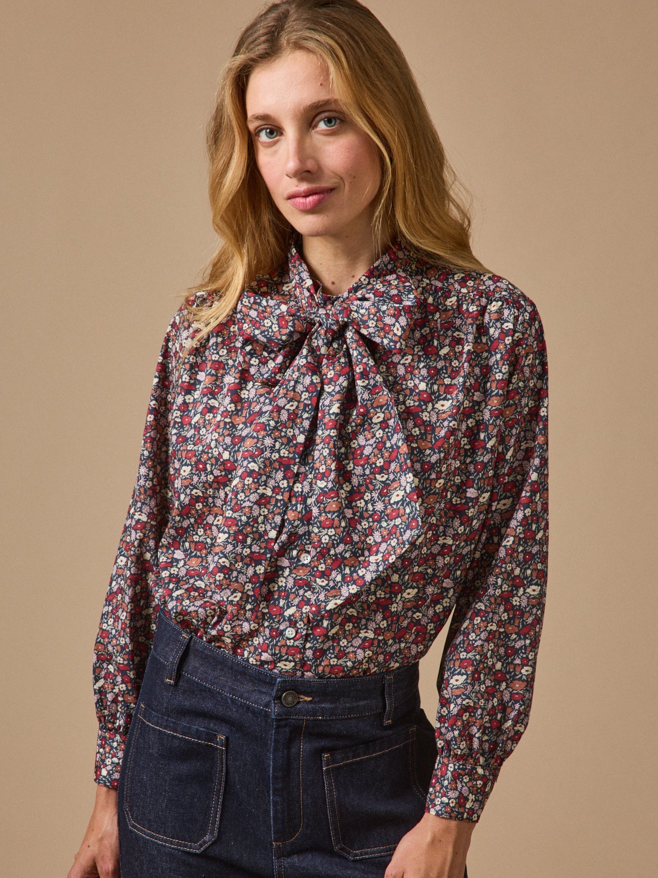 Blouse femme à lavallière – motif floral, motif floral sombre – vue 1