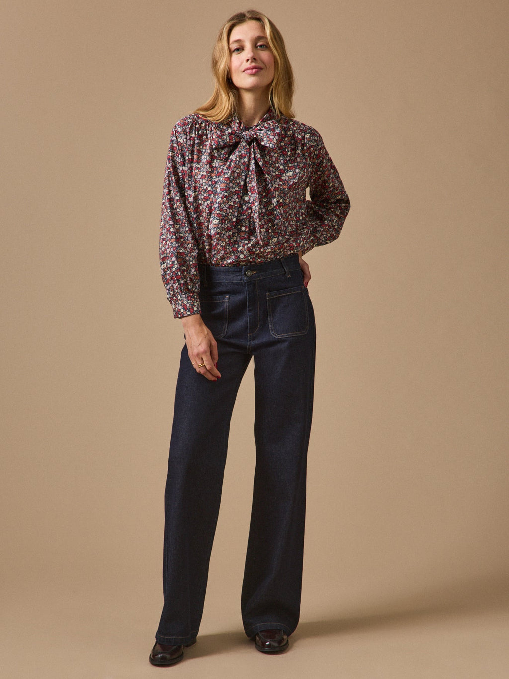 Blouse femme à lavallière – motif floral, motif floral sombre – vue 6