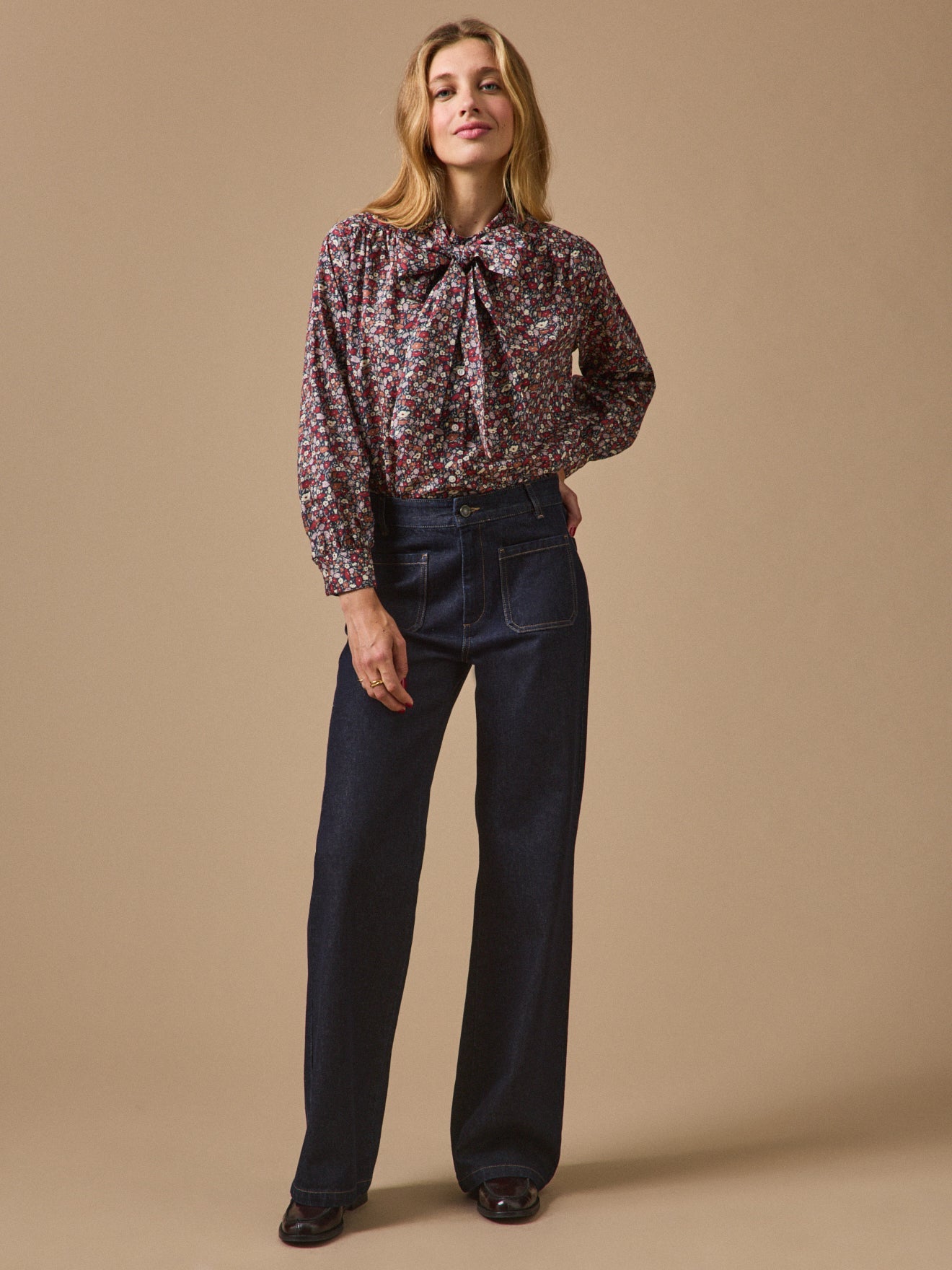 Blouse femme à lavallière – motif floral, motif floral sombre – vue 6