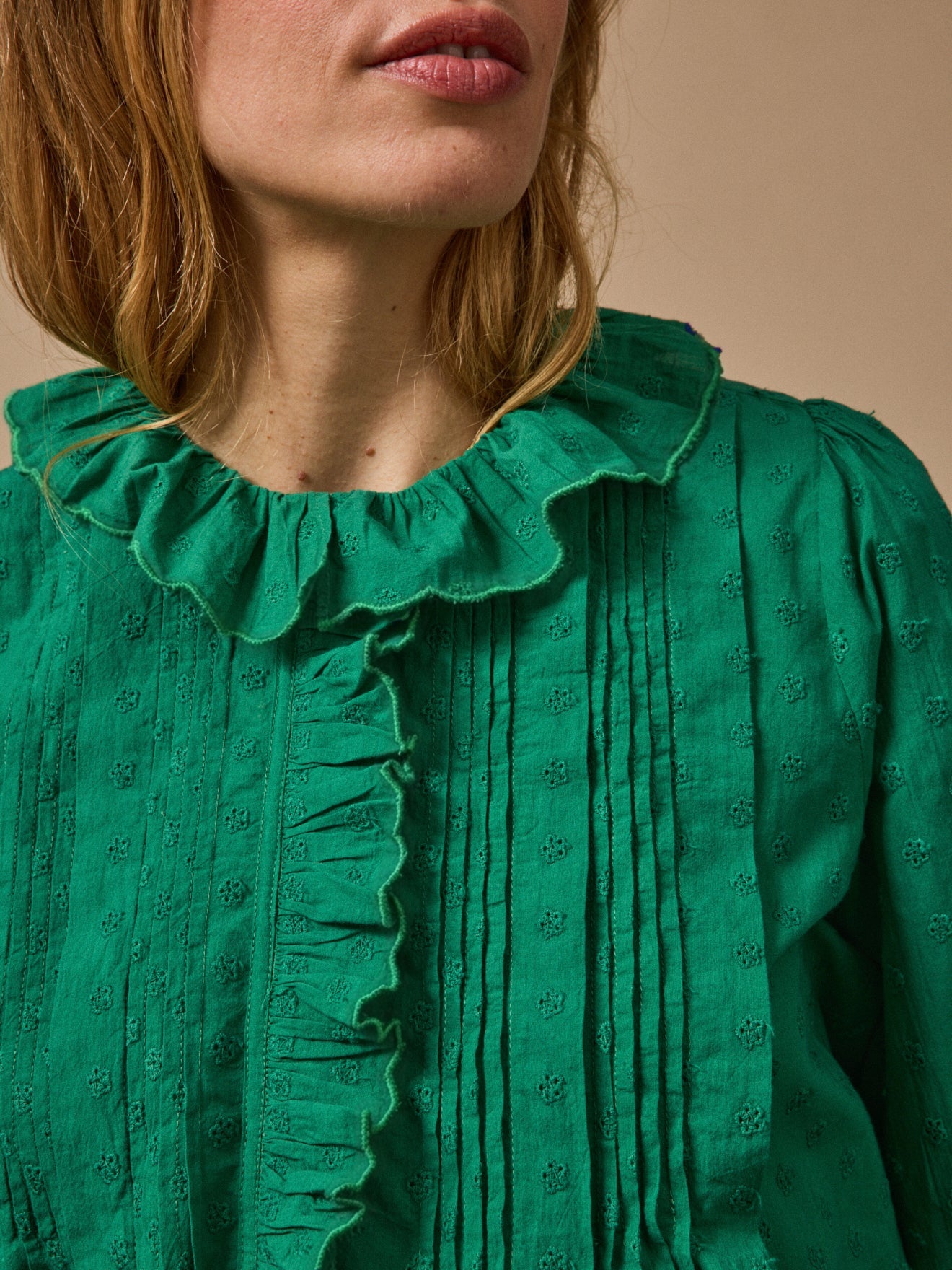 Blouse femme en broderie anglaise – vert gazon, gazon – vue 3