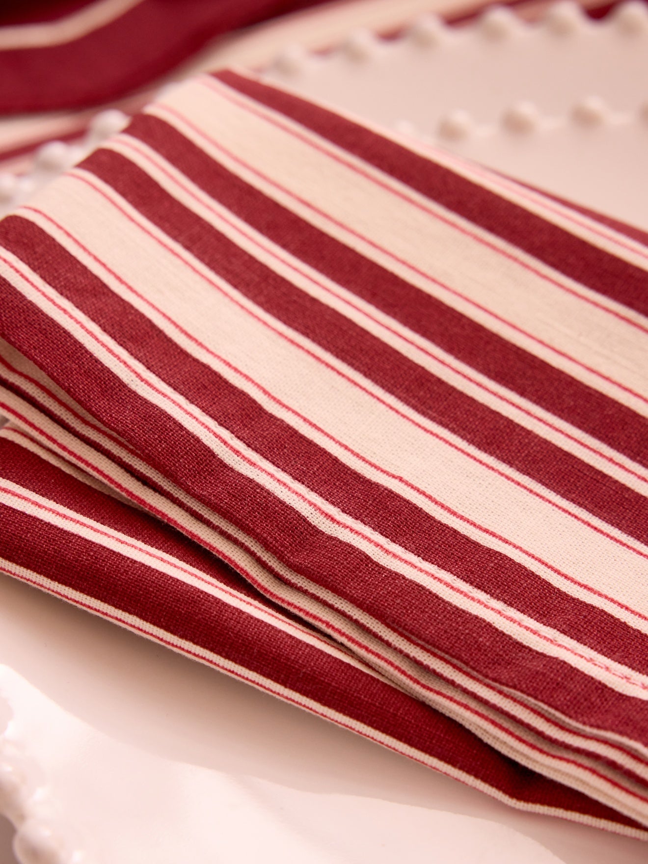 Lot de 4 serviettes de table rayées en coton mélangé, rayures bordeaux et écru – vue 1