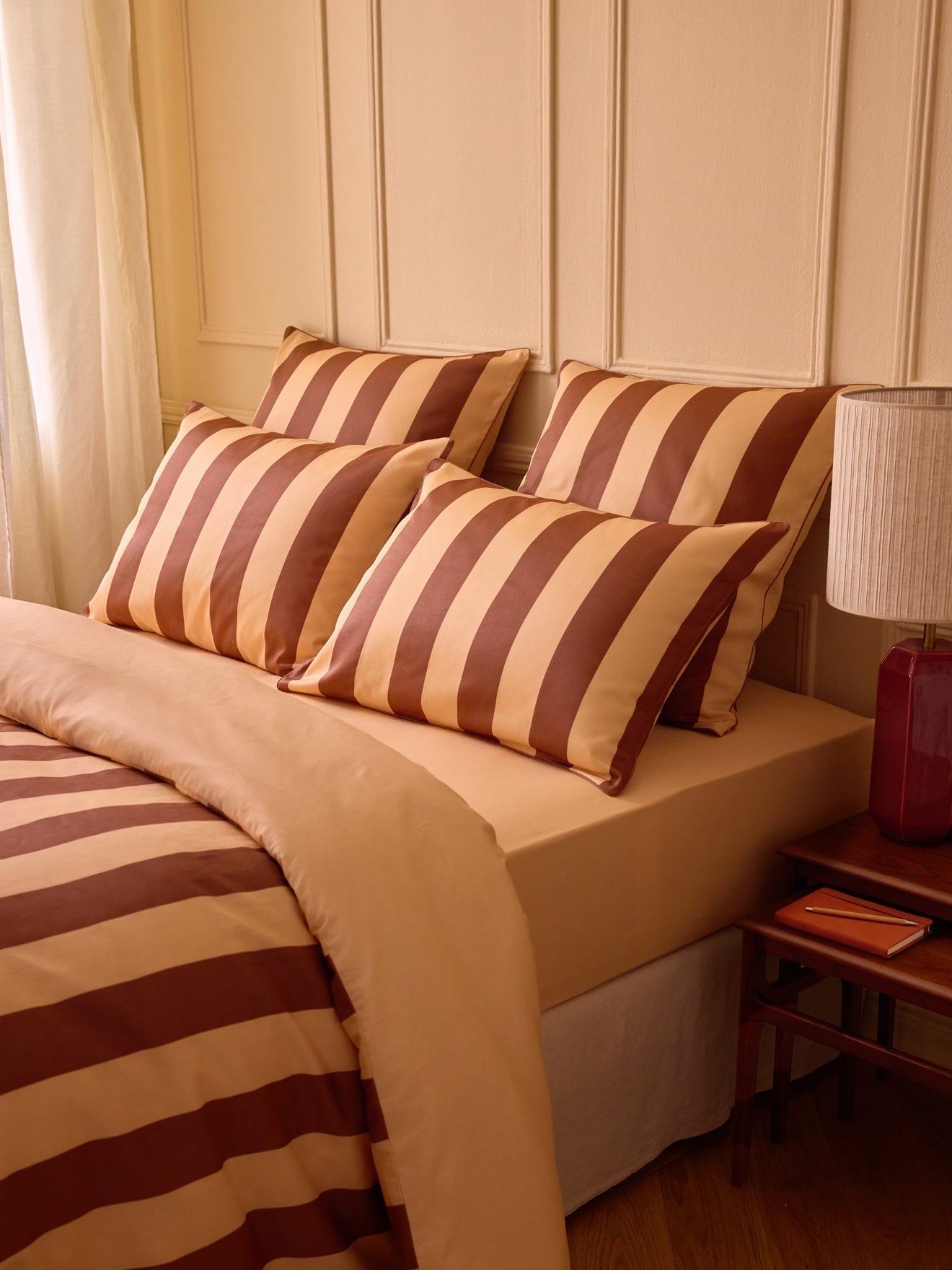 Taie d’oreiller en satin de coton à larges rayures, rayures rose et marron – vue 6