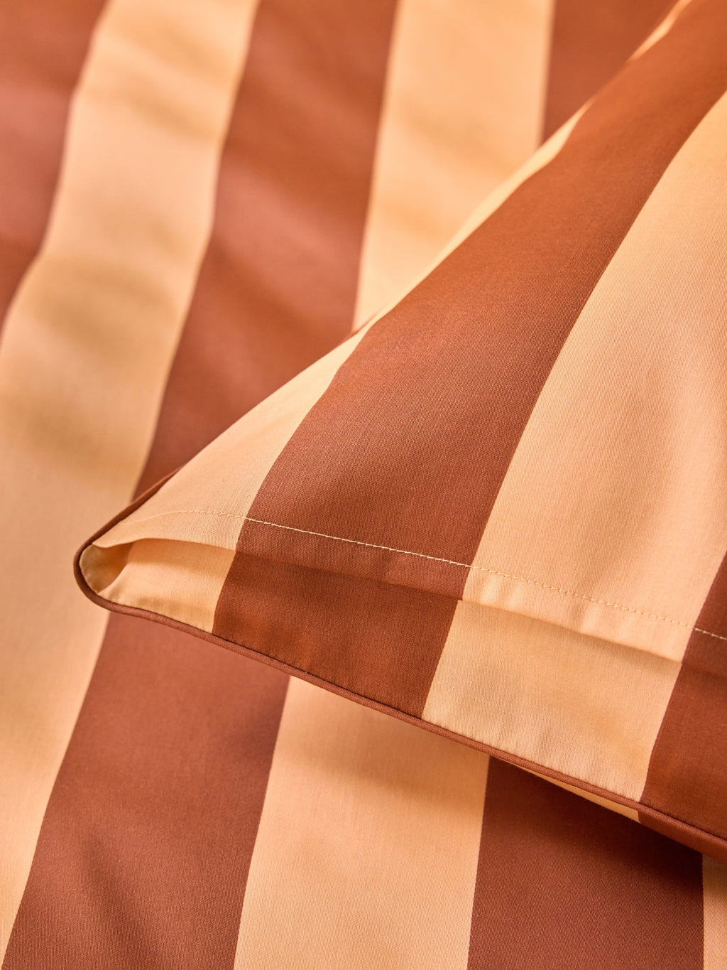 Taie d’oreiller en satin de coton à larges rayures, rayures rose et marron – vue 5