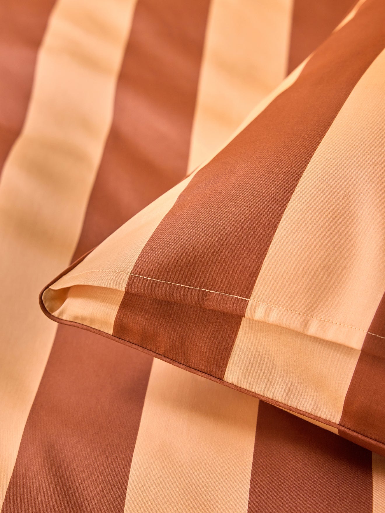 Taie d’oreiller en satin de coton à larges rayures, rayures rose et marron – vue 5