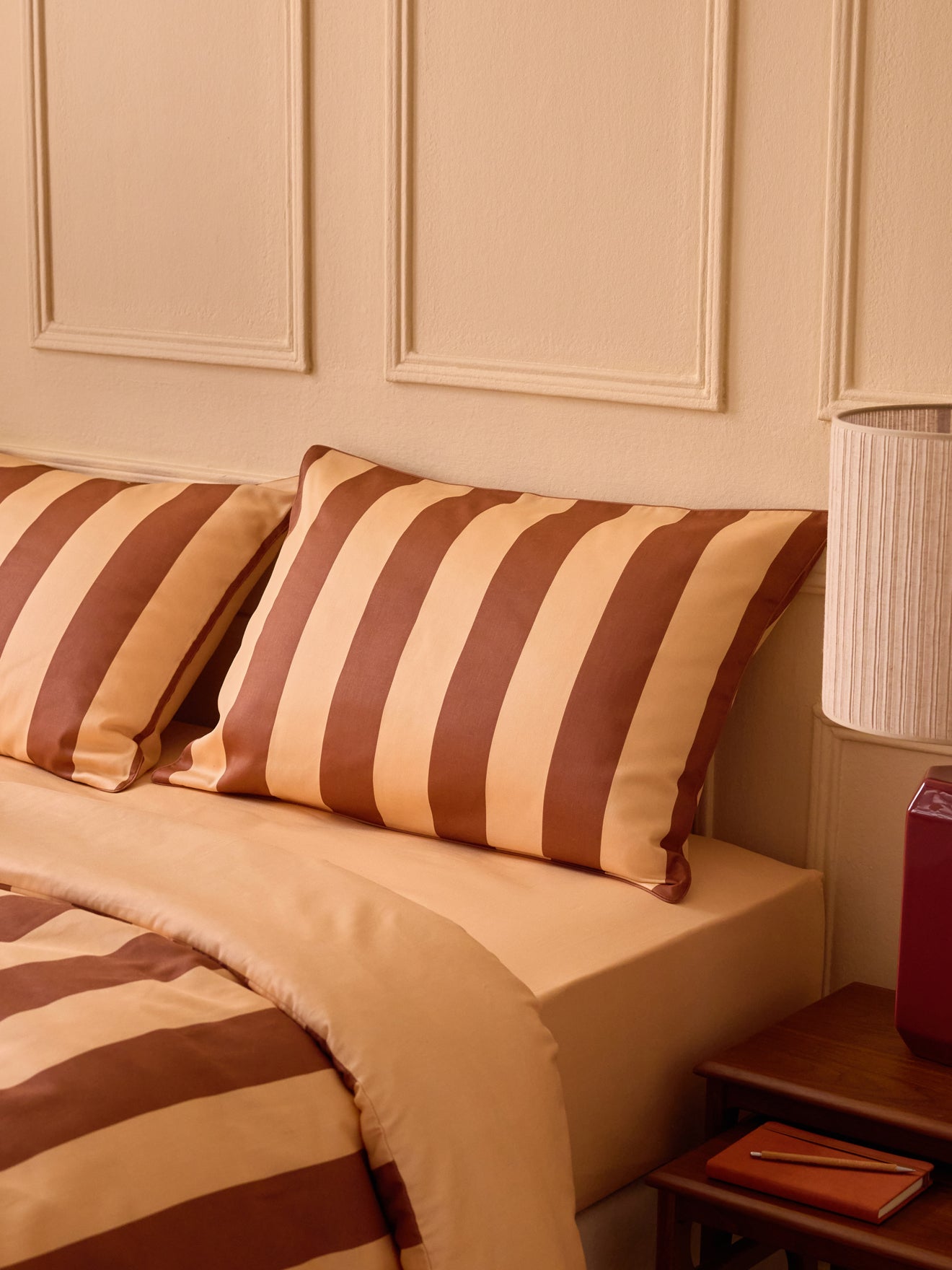 Taie d’oreiller en satin de coton à larges rayures, rayures rose et marron – vue 2