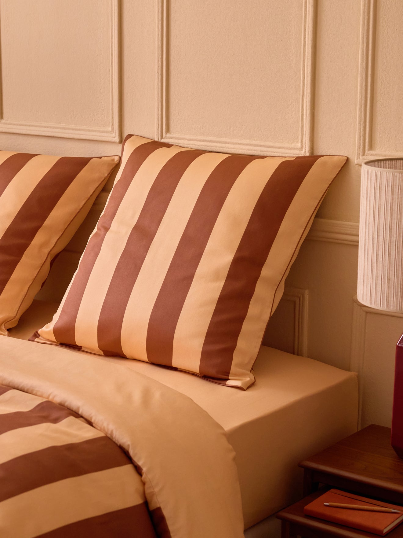 Taie d’oreiller en satin de coton à larges rayures, rayures rose et marron – vue 1