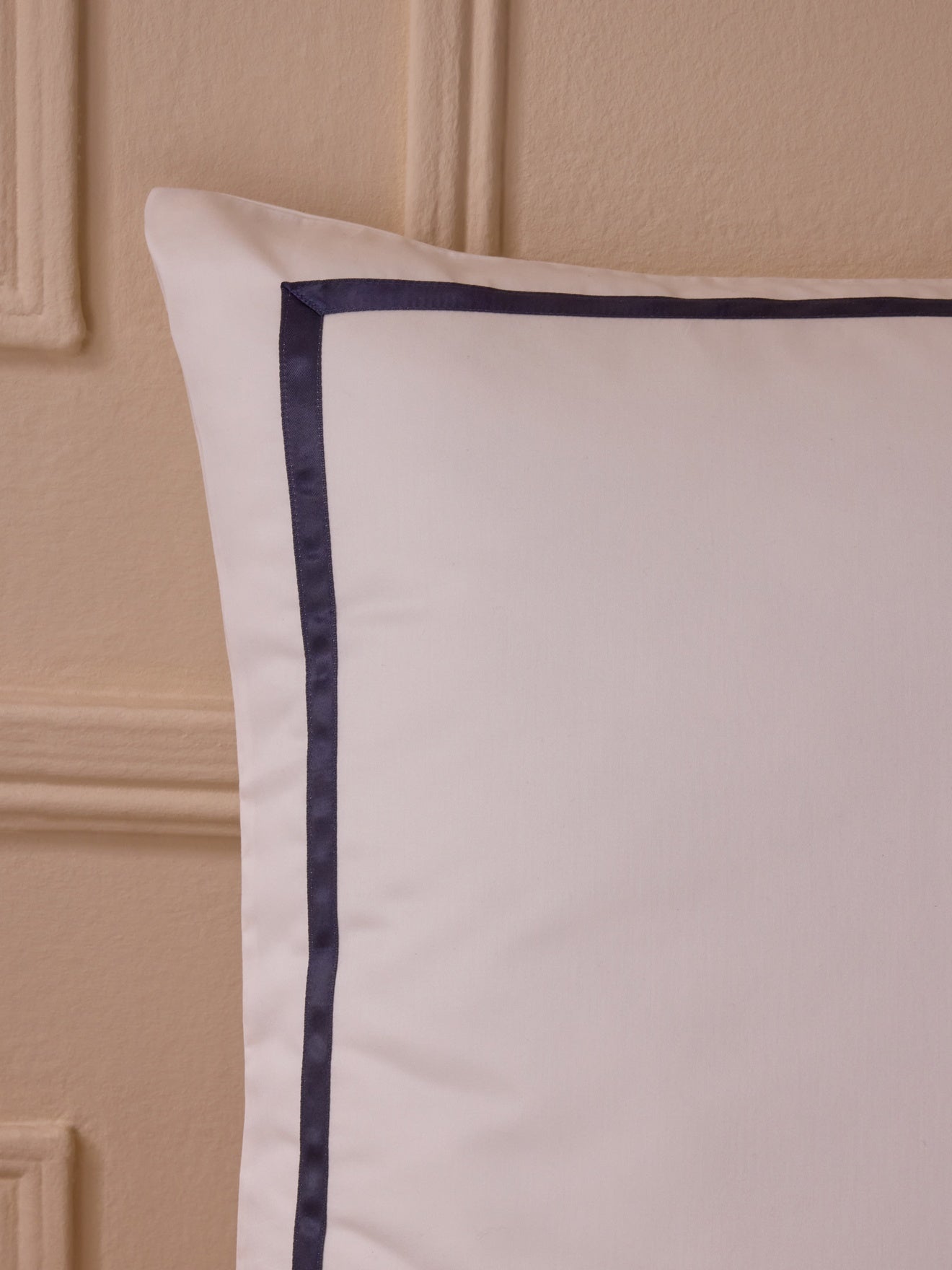 Taie d’oreiller en satin de coton à bordure – écru et marine, écru et bleu marine – vue 4