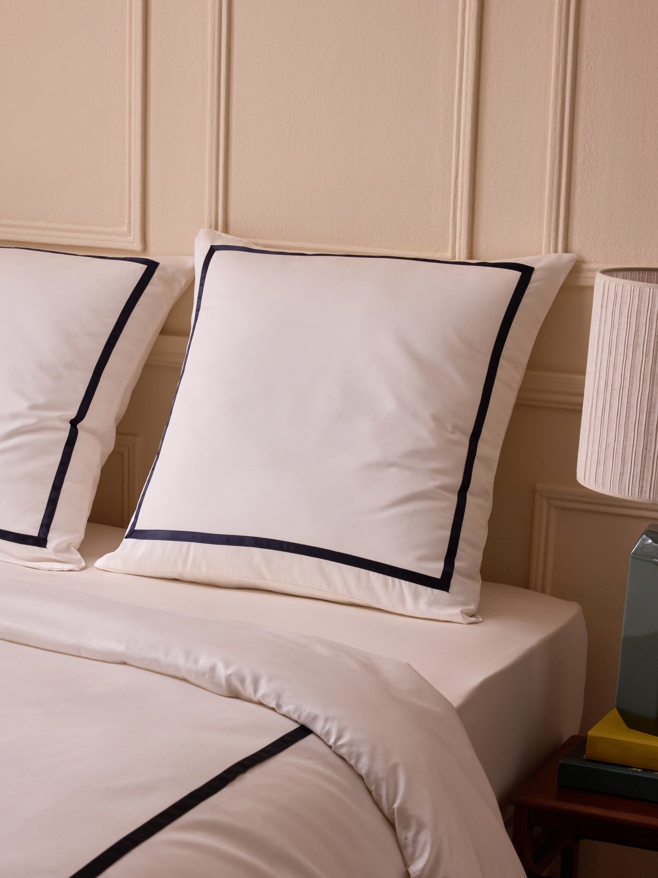 Taie d’oreiller en satin de coton à bordure – écru et marine, écru et bleu marine – vue 1