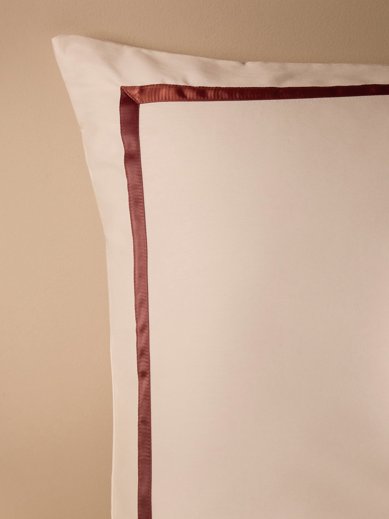 Taie d’oreiller en satin de coton à bordure – écru et bordeaux, écru et bordeaux – vue 4