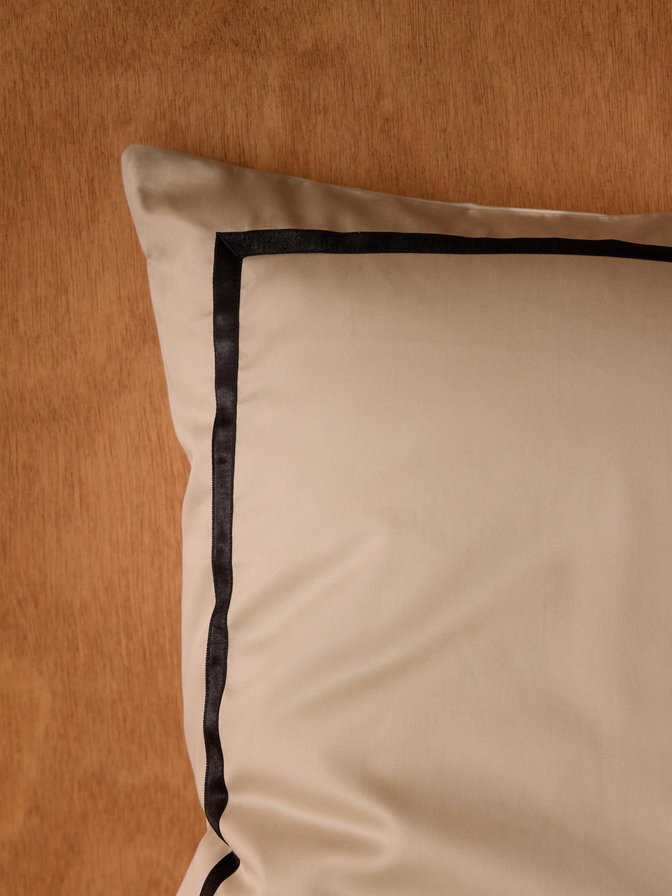 Taie d’oreiller en satin de coton à bordure – grège et noir, grège et noir – vue 4