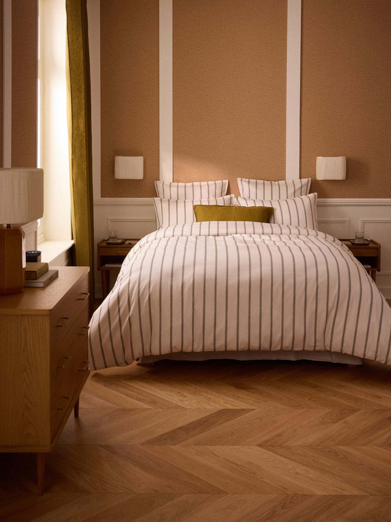 Housse de couette en satin de coton à fines rayures, rayures camel et écru – vue 3