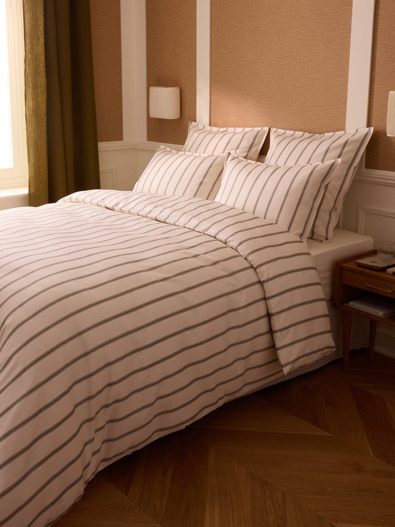 Housse de couette en satin de coton à fines rayures, rayures camel et écru – vue 1