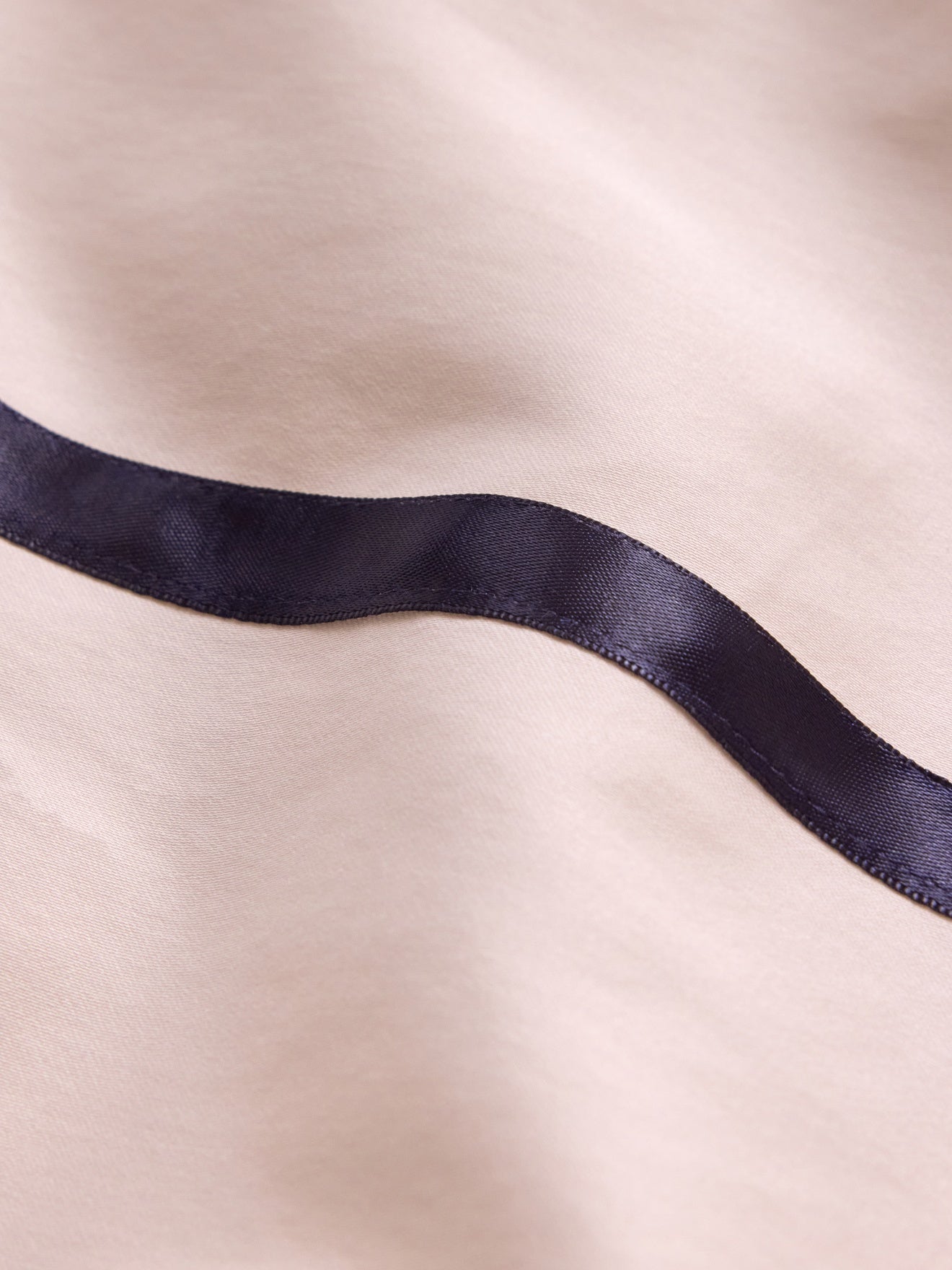 Housse de couette en satin de coton à bordure – écru et marine, écru et bleu marine – vue 3