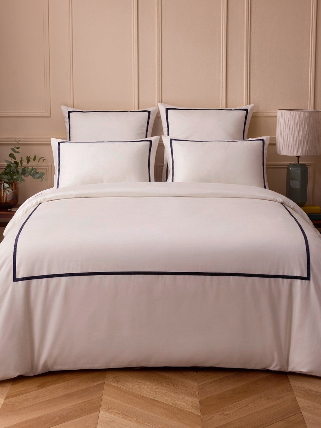 Housse de couette en satin de coton à bordure – écru et marine, écru et bleu marine – vue 1
