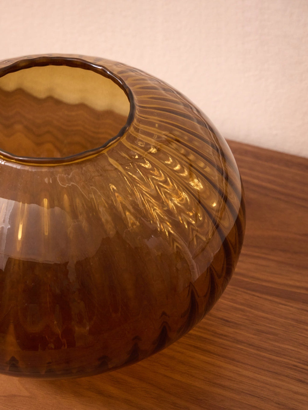 Vase boule strié en verre – cognac, cognac – vue 3