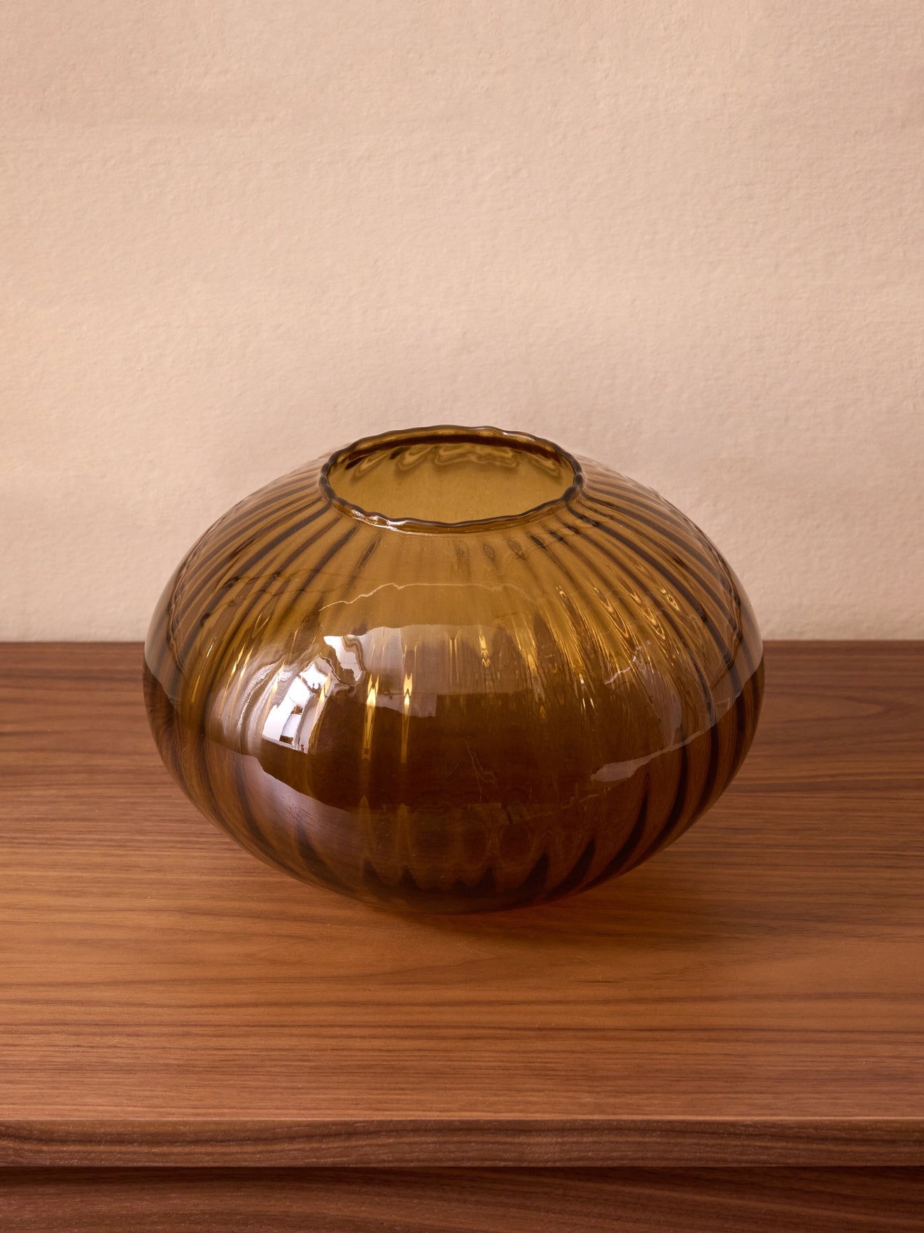 Vase boule strié en verre – cognac, cognac – vue 2
