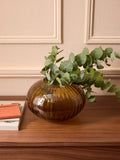 Vase boule strié en verre – cognac, cognac – vue 1