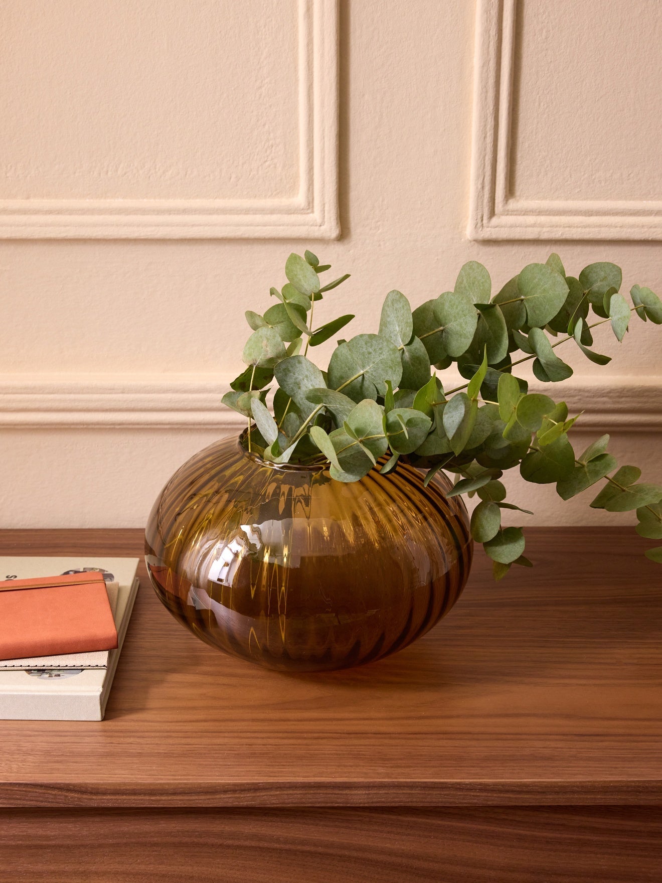 Vase boule strié en verre – cognac, cognac – vue 1