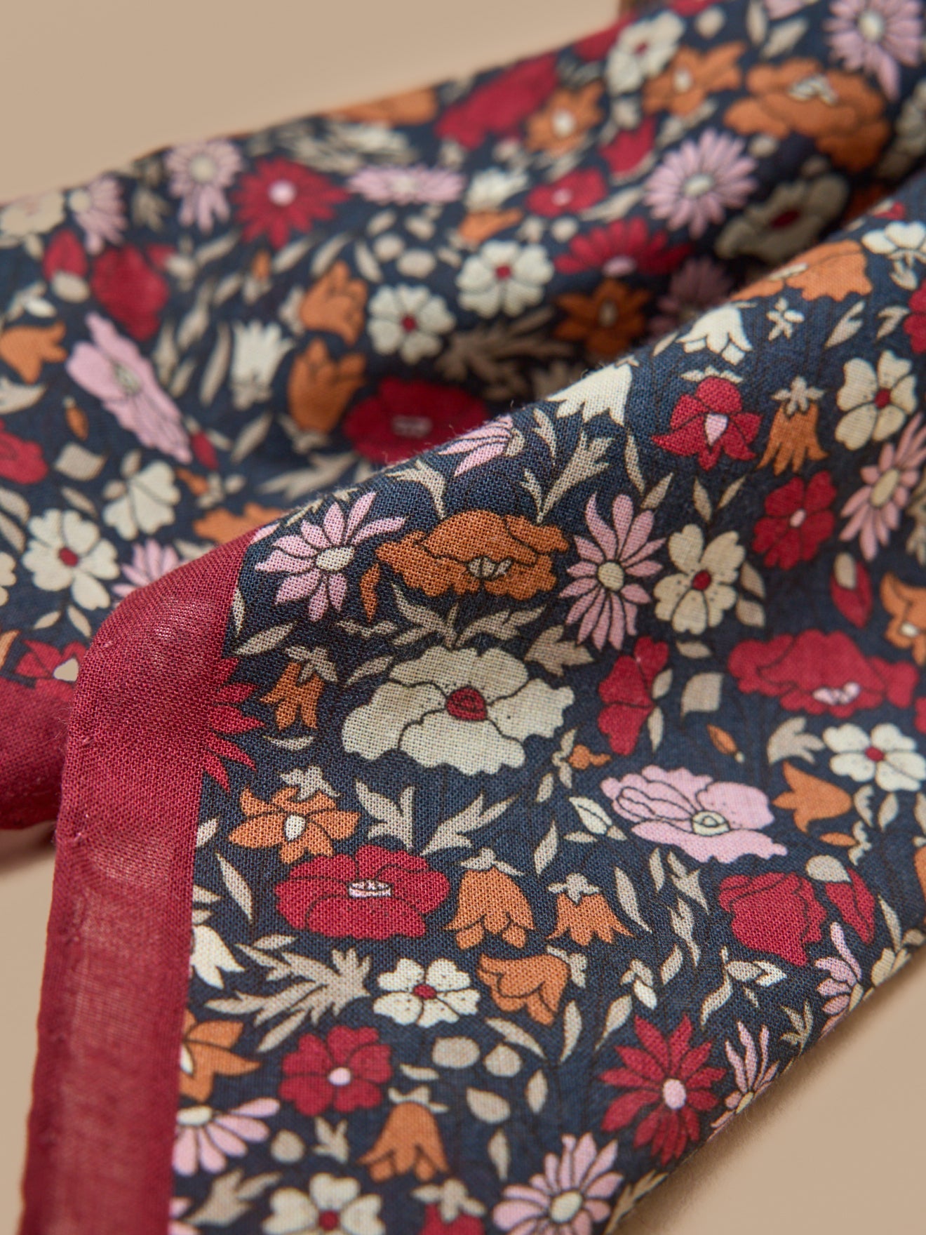 Bandana adulte à motif floral – 65 × 65 cm, motif floral sombre – vue 4