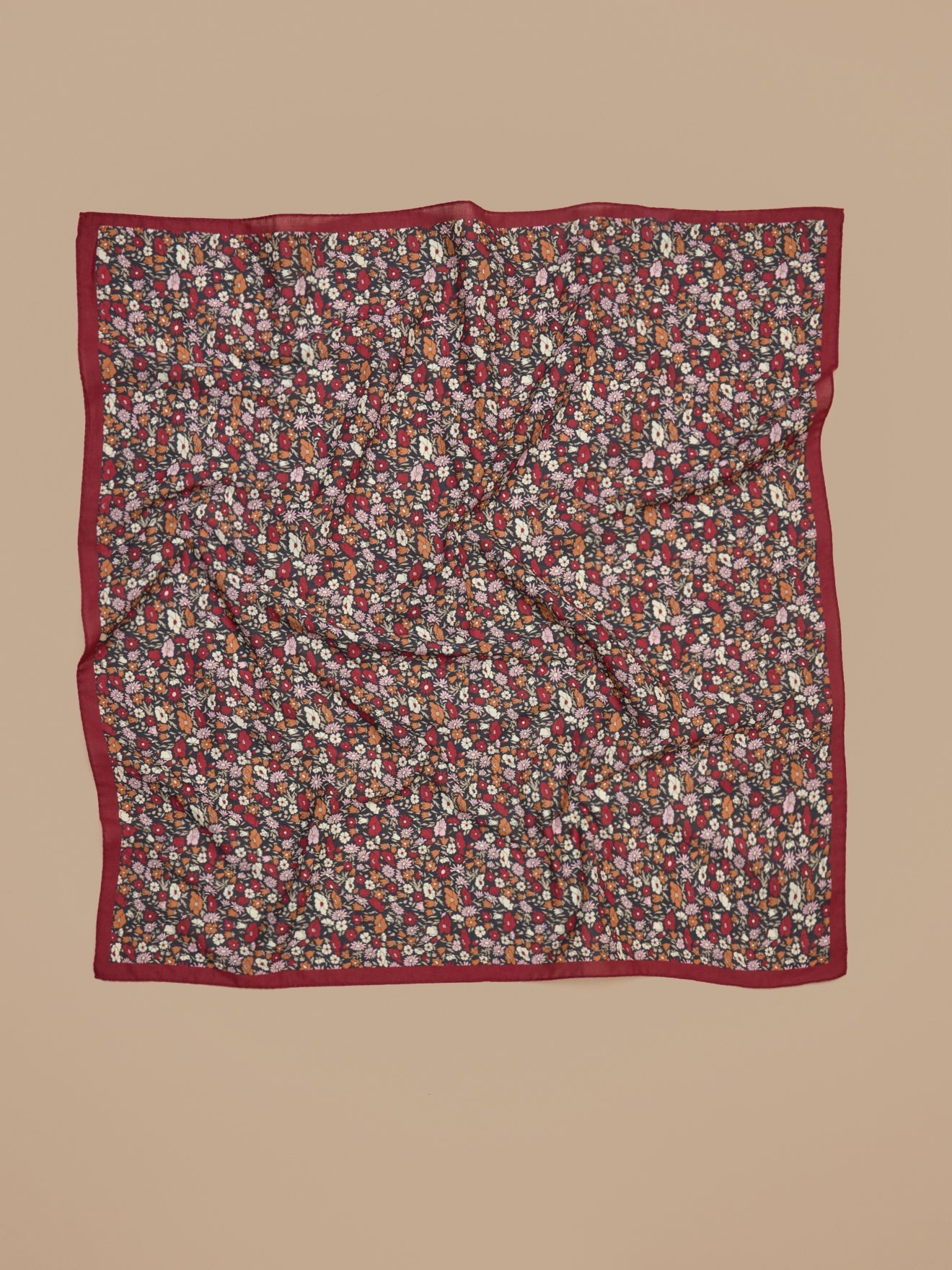 Bandana adulte à motif floral – 65 × 65 cm, motif floral sombre – vue 3