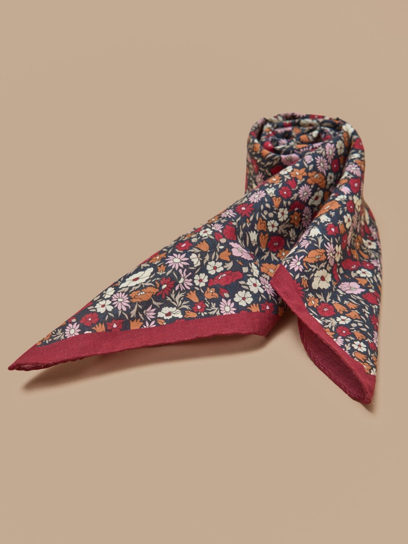 Bandana adulte à motif floral – 65 × 65 cm, motif floral sombre – vue 2