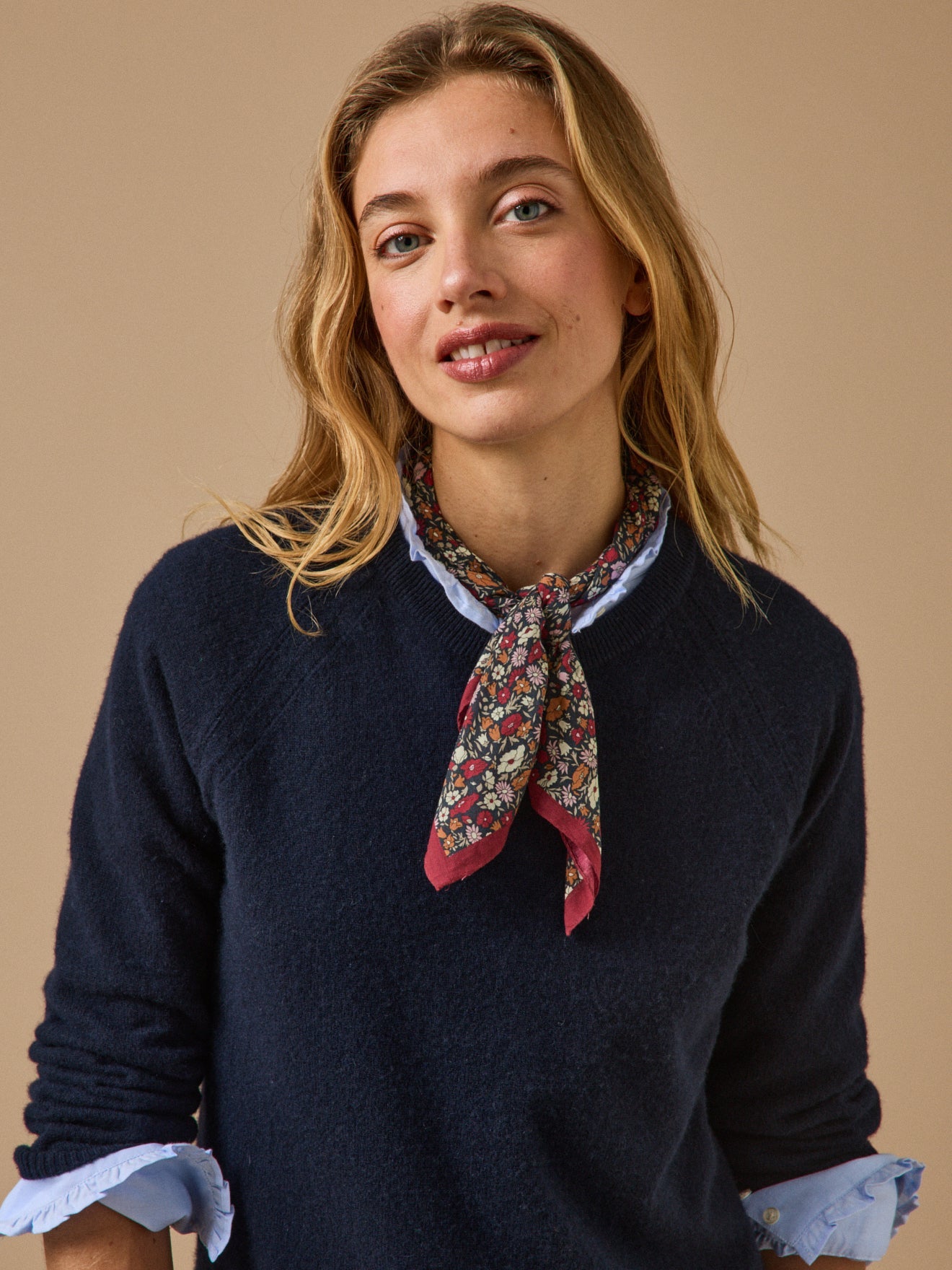 Bandana adulte à motif floral – 65 × 65 cm, motif floral sombre – vue 1