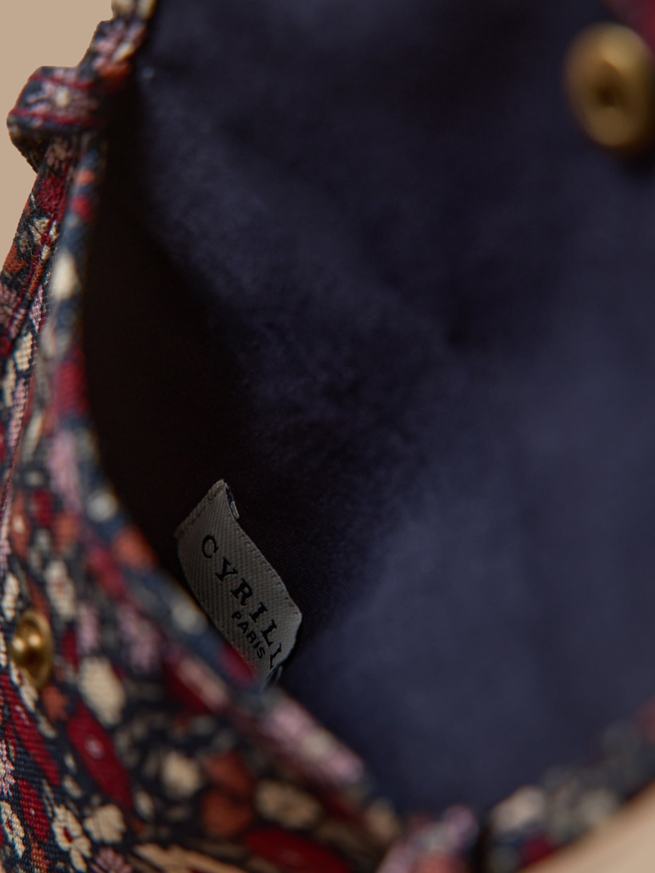 Pochette téléphone à motif floral avec bandoulière, motif floral sombre – vue 4