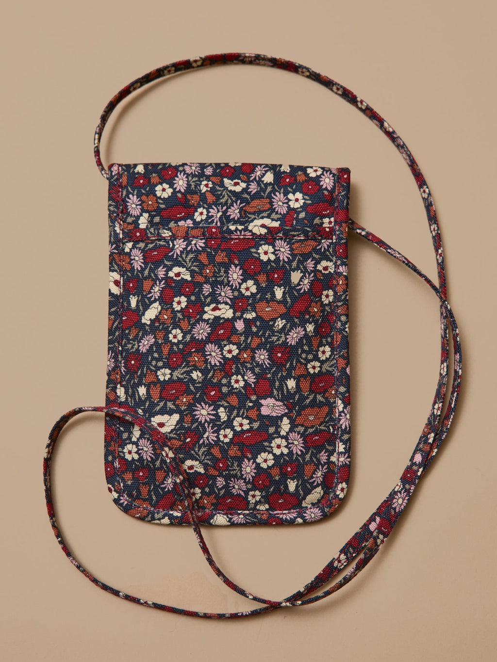 Pochette téléphone à motif floral avec bandoulière, motif floral sombre – vue 3