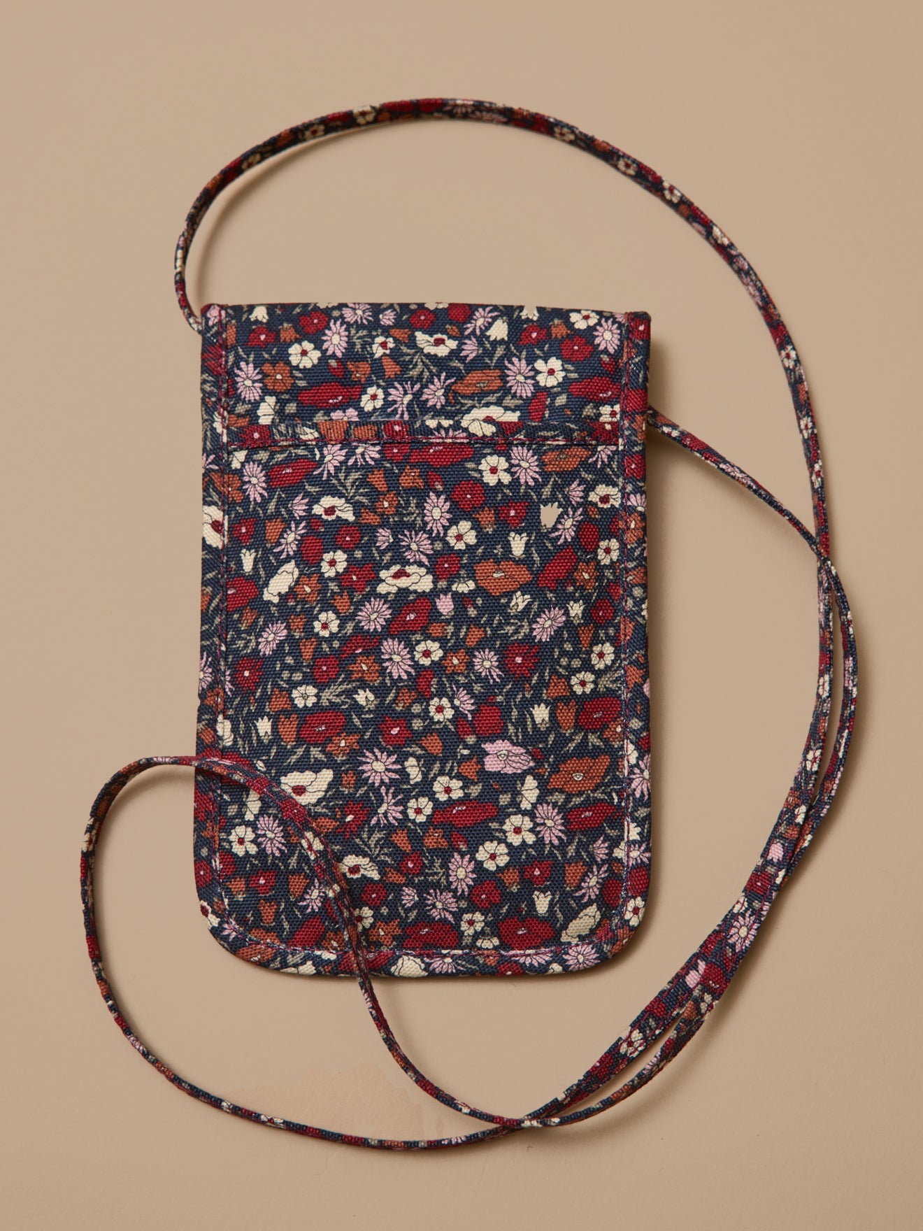 Pochette téléphone à motif floral avec bandoulière, motif floral sombre – vue 3