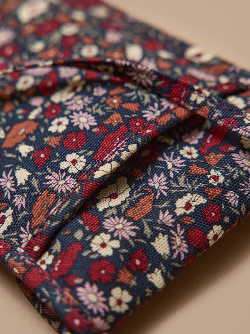 Pochette téléphone à motif floral avec bandoulière, motif floral sombre – vue 6