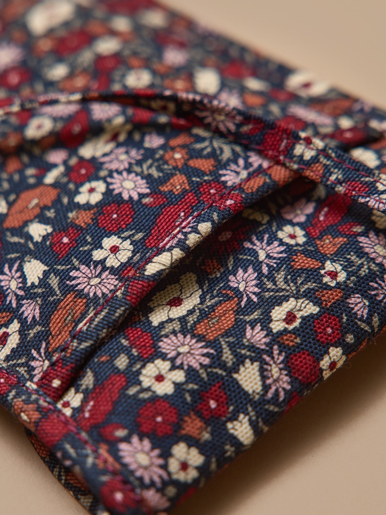 Pochette téléphone à motif floral avec bandoulière, motif floral sombre – vue 6