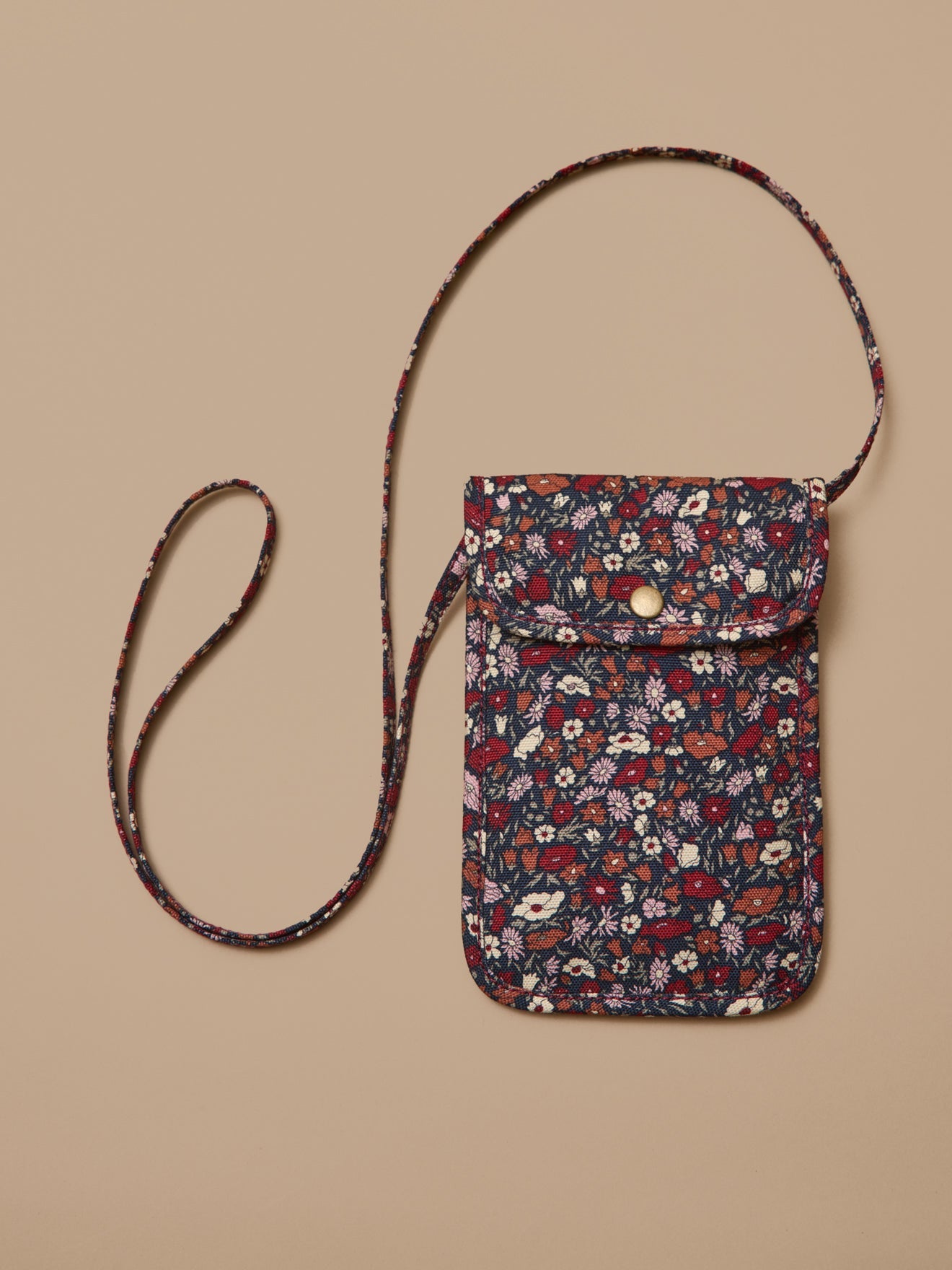 Pochette téléphone à motif floral avec bandoulière, motif floral sombre – vue 2